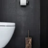 rudi vonios indeliai, rudas wc šepetys, hammam, marmuras, dozatorius, muilinė, servetėlių dėžutė, padėklas, rankšluostis, tualetas, vonia interjeras, dovana ikurtuvėms, gražūs, prabangūs