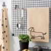 Virtuvinis DOGS rankšluostis, 50×70 cm. Žmonėms, kurie vertina šilumą, tvarką ir meilę dizainui. Aukšta kokybė 100 % medvilnė Lengva priežiūra, galima skalbti 60 temperatūroje ir džiovinti džiovyklėje 320 g/m²