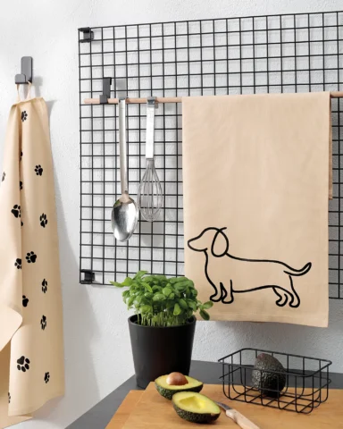 Virtuvinis DOGS rankšluostis, 50×70 cm. Žmonėms, kurie vertina šilumą, tvarką ir meilę dizainui. Aukšta kokybė 100 % medvilnė Lengva priežiūra, galima skalbti 60 temperatūroje ir džiovinti džiovyklėje 320 g/m²